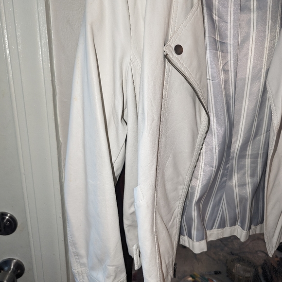 IZOD lightweight super soft white leather motorcycle jacket - Picture 10 of 10